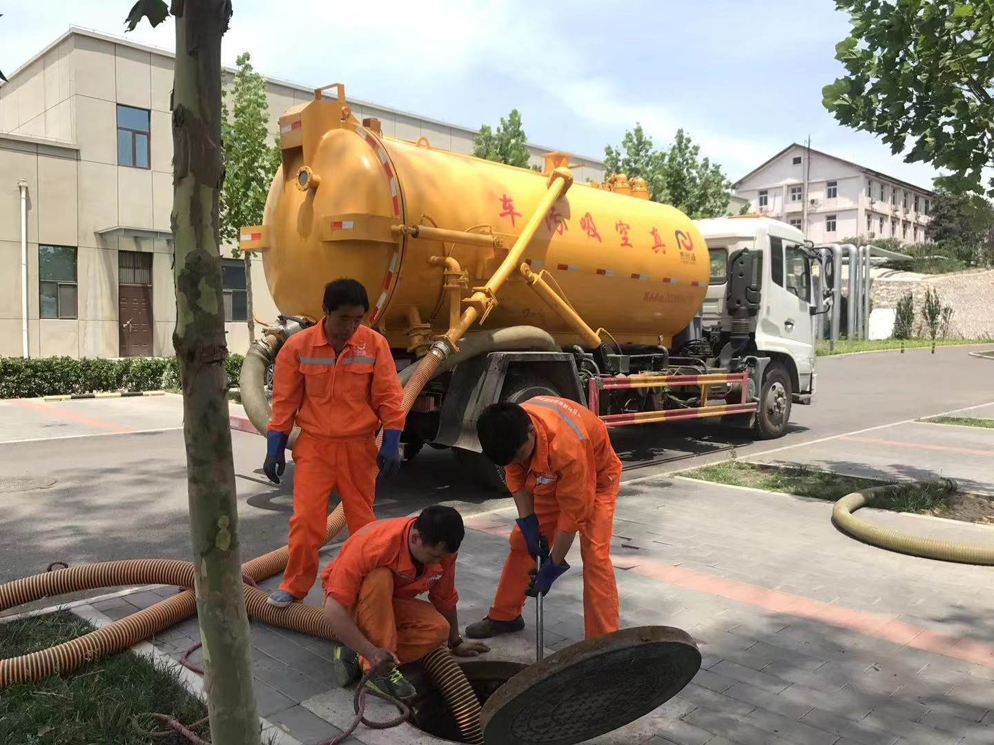 双峰管道疏通车停在窨井附近