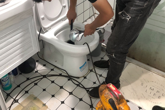 双峰马桶堵塞自己疏通还是找师傅?专业上门服务让你省时更省心